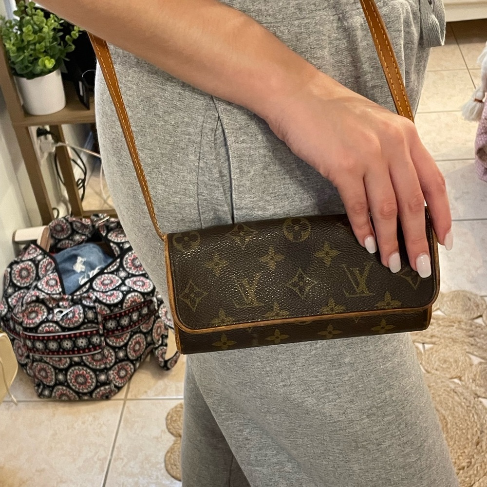 • LOUIS VUITTON Pochette Bag
